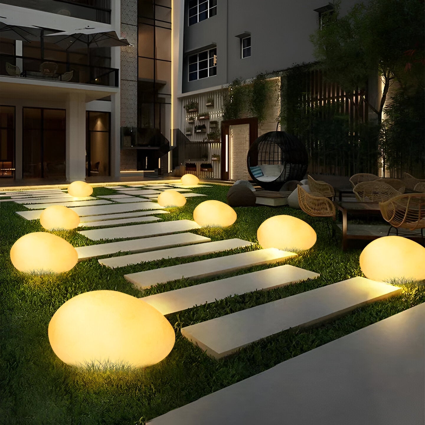 PebbleLume - Solarbetriebene Gartenleuchte im Stein-Design, wetterfest