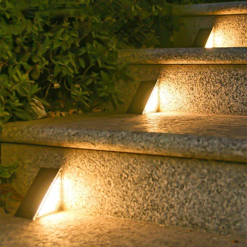 LumenStep - LED Solar Treppenleuchte für Garten, Balkon und Terrasse, wasserdicht und dimmbar
