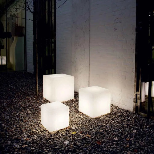 LumoCube – Kreative Kubische LED-Gartenleuchte mit Batteriebetrieb
