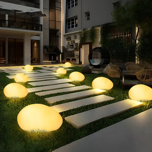 PebbleLume - Solarbetriebene Gartenleuchte im Stein-Design, wetterfest