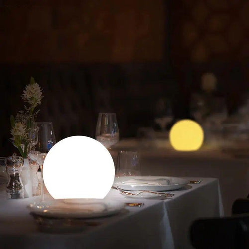 LunaGlow - Bunte Mond-Stehleuchte für Garten und Außenbereich
