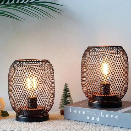 LumiFlare - Elegante LED Tischlampe im Metallkäfig für Garten und Terrasse, Batterie betrieben