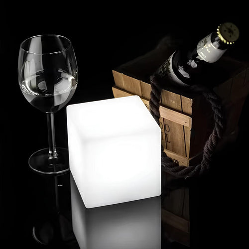 LumoCube – Kreative Kubische LED-Gartenleuchte mit Batteriebetrieb